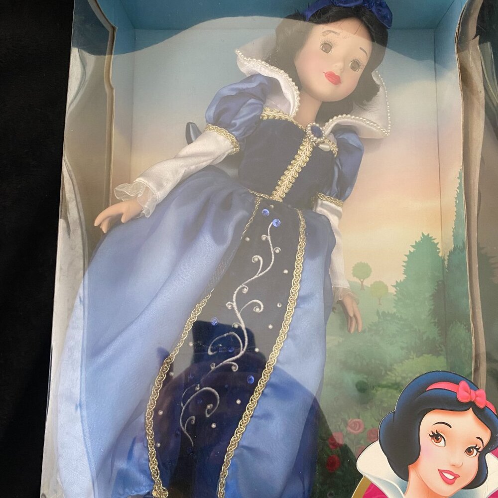 Disney Snow White Porcelain Doll Holiday Jewels Edition 16"